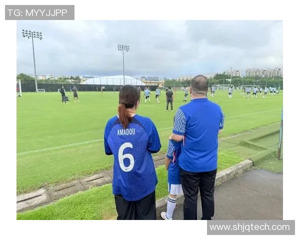 足球明星携手残疾球迷共筑梦想场景传递温暖与希望